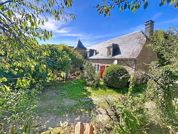 Corps de ferme avec Maison d'habitation à Vendre, Vayrac, 185 m2 habitable, Grange, Séchoirs, dépendance, Porcherie, Terrain de plus de 10 Hectares, Calme absolu.