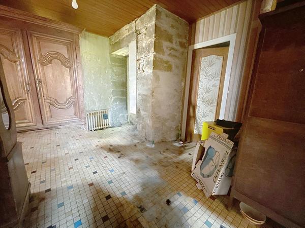 Corps de ferme avec Maison d'habitation à Vendre, Vayrac, 185 m2 habitable, Grange, Séchoirs, dépendance, Porcherie, Terrain de plus de 10 Hectares, Calme absolu.