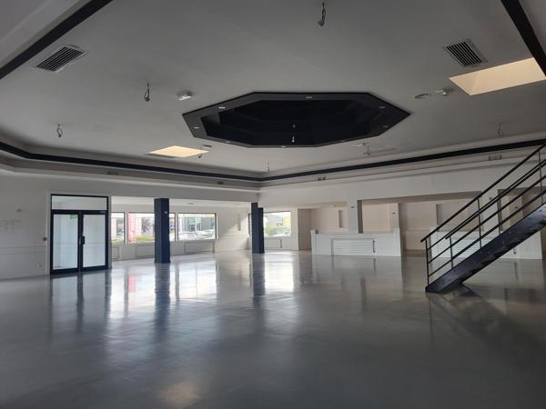 Local Commercial 855m² – Beaucouze