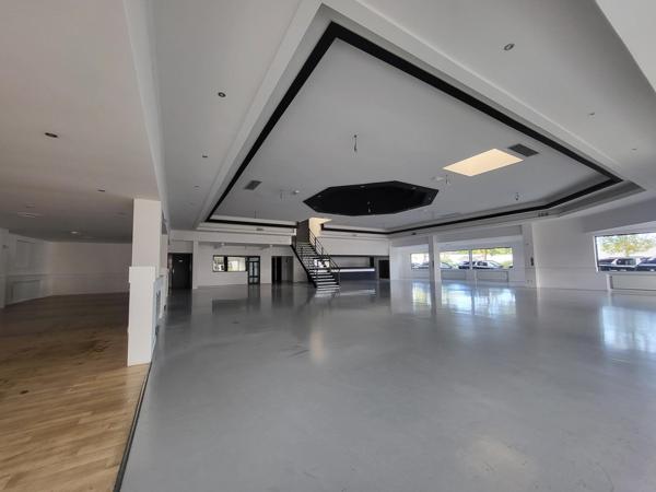 Local Commercial 855m² – Beaucouze