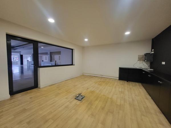 Local Commercial 855m² – Beaucouze