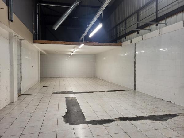 Local Commercial 855m² – Beaucouze