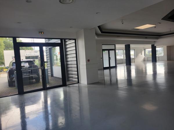 Local Commercial 855m² – Beaucouze