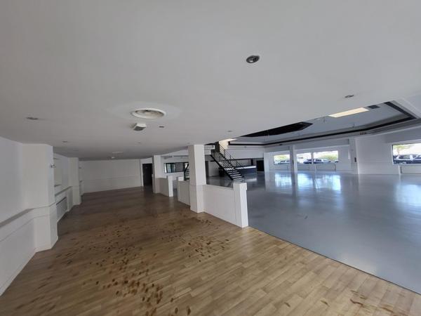 Local Commercial 855m² – Beaucouze