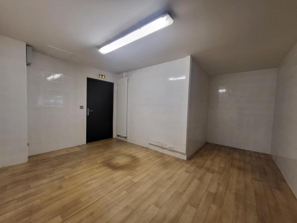 Local Commercial 855m² – Beaucouze