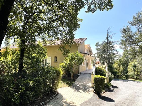 Grande maison T6 plain-pied sur demi sous-sol