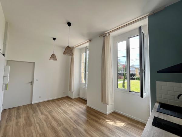 Sainte Livrade sur Lot, cette résidence de 12 logements a été entièrement rénovée (appartements de standing, parties communes) avec une finition de grande qualité. Cet appartement T2 de m² a un séjour avec cuisine équipée, salle d'eau avec WC et une pi , Sainte livrade sur lot