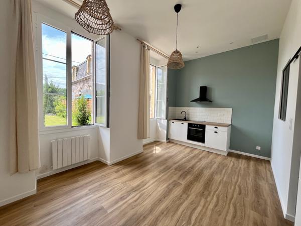 Sainte Livrade sur Lot, cette résidence de 12 logements a été entièrement rénovée (appartements de standing, parties communes) avec une finition de grande qualité. Cet appartement T2 de m² a un séjour avec cuisine équipée, salle d'eau avec WC et une pi , Sainte livrade sur lot