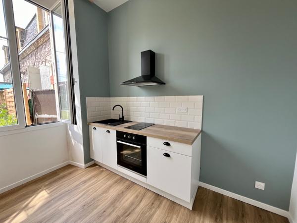 Sainte Livrade sur Lot, cette résidence de 12 logements a été entièrement rénovée (appartements de standing, parties communes) avec une finition de grande qualité. Cet appartement T2 de m² a un séjour avec cuisine équipée, salle d'eau avec WC et une pi , Sainte livrade sur lot