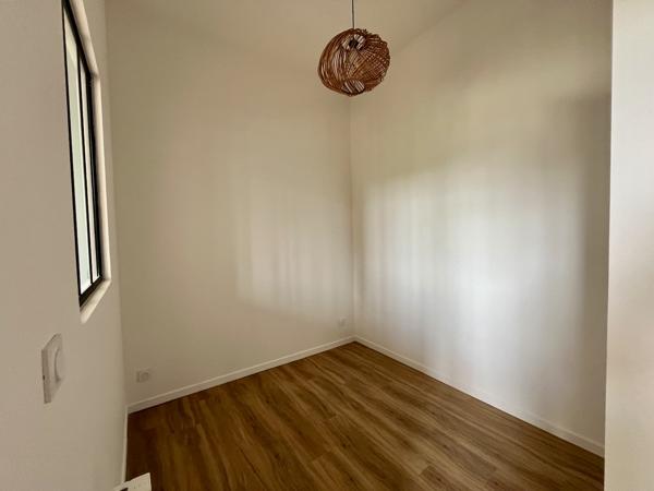 Sainte Livrade sur Lot, cette résidence de 12 logements a été entièrement rénovée (appartements de standing, parties communes) avec une finition de grande qualité. Cet appartement T2 de m² a un séjour avec cuisine équipée, salle d'eau avec WC et une pi , Sainte livrade sur lot