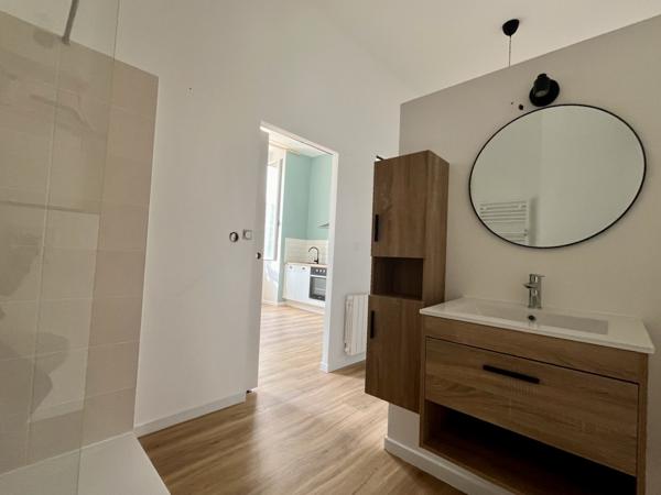 Sainte Livrade sur Lot, cette résidence de 12 logements a été entièrement rénovée (appartements de standing, parties communes) avec une finition de grande qualité. Cet appartement T2 de m² a un séjour avec cuisine équipée, salle d'eau avec WC et une pi , Sainte livrade sur lot