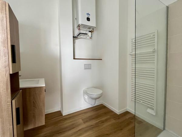 Sainte Livrade sur Lot, cette résidence de 12 logements a été entièrement rénovée (appartements de standing, parties communes) avec une finition de grande qualité. Cet appartement T2 de m² a un séjour avec cuisine équipée, salle d'eau avec WC et une pi , Sainte livrade sur lot
