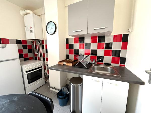 Villeneuve sur Lot, studio MEUBLE avec terrasse de 14 m² à louer situé au deuxième étage d'un immeuble tranquille. Le studio offre une pièce de vie de 14,4 m² avec coin cuisine et canapé lit 130*190. Gazinière avec four, réfrigérateur avec top congélateur , Villeneuve sur lot