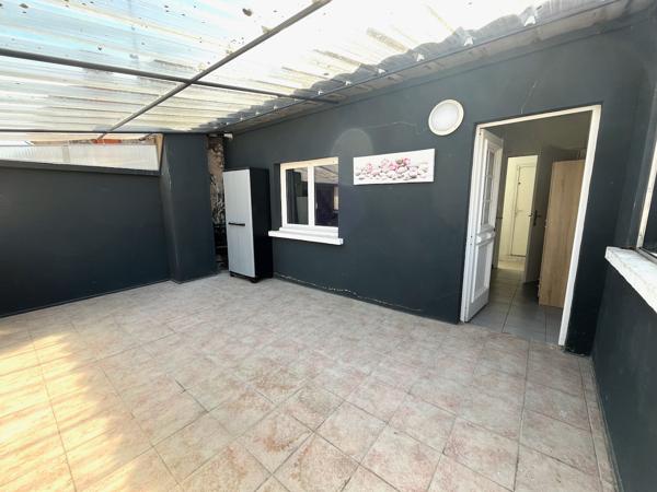 Villeneuve sur Lot, studio MEUBLE avec terrasse de 14 m² à louer situé au deuxième étage d'un immeuble tranquille. Le studio offre une pièce de vie de 14,4 m² avec coin cuisine et canapé lit 130*190. Gazinière avec four, réfrigérateur avec top congélateur , Villeneuve sur lot