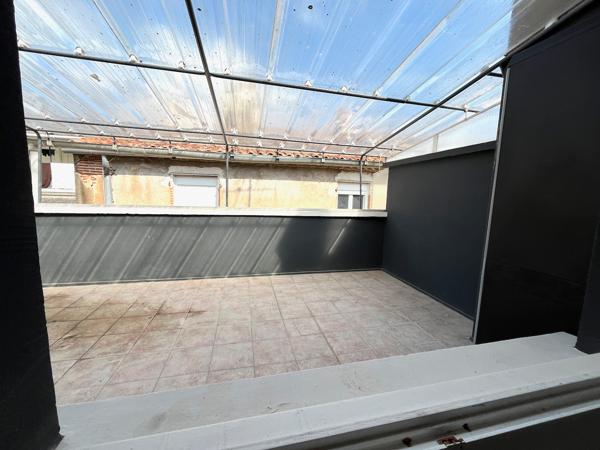 Villeneuve sur Lot, studio MEUBLE avec terrasse de 14 m² à louer situé au deuxième étage d'un immeuble tranquille. Le studio offre une pièce de vie de 14,4 m² avec coin cuisine et canapé lit 130*190. Gazinière avec four, réfrigérateur avec top congélateur , Villeneuve sur lot