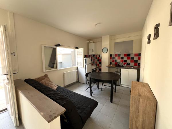 Villeneuve sur Lot, studio MEUBLE avec terrasse de 14 m² à louer situé au deuxième étage d'un immeuble tranquille. Le studio offre une pièce de vie de 14,4 m² avec coin cuisine et canapé lit 130*190. Gazinière avec four, réfrigérateur avec top congélateur , Villeneuve sur lot