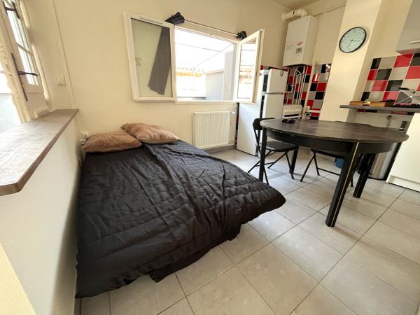 Villeneuve sur Lot, studio MEUBLE avec terrasse de 14 m² à louer situé au deuxième étage d'un immeuble tranquille. Le studio offre une pièce de vie de 14,4 m² avec coin cuisine et canapé lit 130*190. Gazinière avec four, réfrigérateur avec top congélateur , Villeneuve sur lot