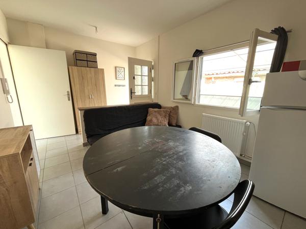 Villeneuve sur Lot, studio MEUBLE avec terrasse de 14 m² à louer situé au deuxième étage d'un immeuble tranquille. Le studio offre une pièce de vie de 14,4 m² avec coin cuisine et canapé lit 130*190. Gazinière avec four, réfrigérateur avec top congélateur , Villeneuve sur lot