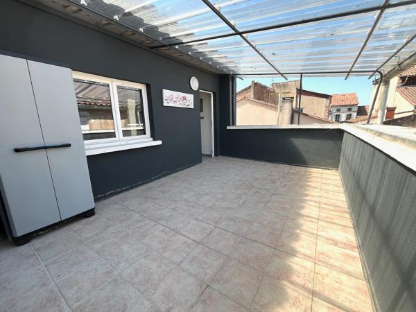 Villeneuve sur Lot, studio MEUBLE avec terrasse de 14 m² à louer situé au deuxième étage d'un immeuble tranquille. Le studio offre une pièce de vie de 14,4 m² avec coin cuisine et canapé lit 130*190. Gazinière avec four, réfrigérateur avec top congélateur , Villeneuve sur lot