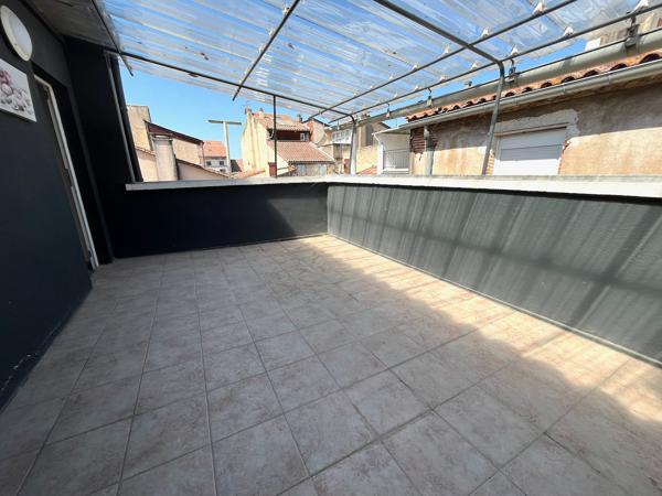 Villeneuve sur Lot, studio MEUBLE avec terrasse de 14 m² à louer situé au deuxième étage d'un immeuble tranquille. Le studio offre une pièce de vie de 14,4 m² avec coin cuisine et canapé lit 130*190. Gazinière avec four, réfrigérateur avec top congélateur , Villeneuve sur lot