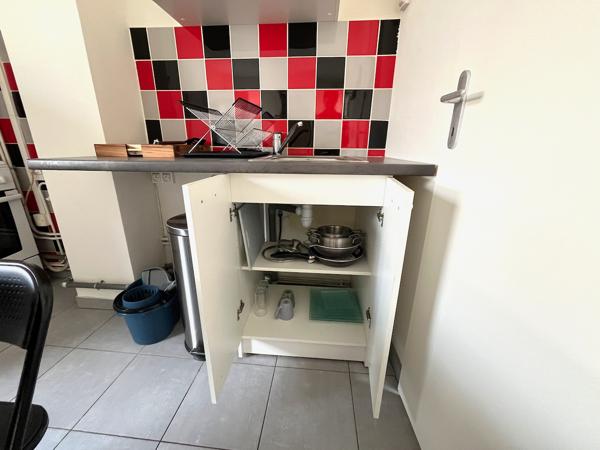 Villeneuve sur Lot, studio MEUBLE avec terrasse de 14 m² à louer situé au deuxième étage d'un immeuble tranquille. Le studio offre une pièce de vie de 14,4 m² avec coin cuisine et canapé lit 130*190. Gazinière avec four, réfrigérateur avec top congélateur , Villeneuve sur lot