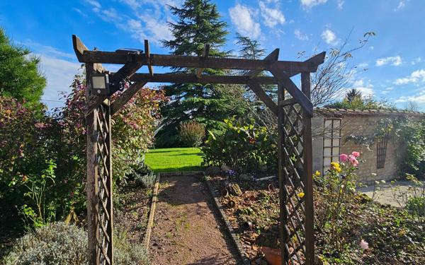 Maison à vendre    7 pièces •  La Roche-Rigault