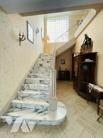 Maison ancienne, hyper centre, garage et jardin 