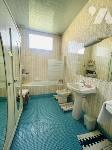 Maison ancienne, hyper centre, garage et jardin 