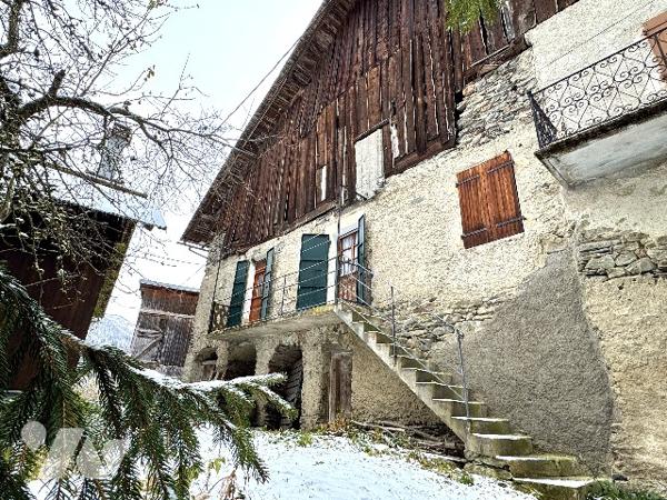 EXCLUSIVITE CELLIERS Lieudit La thuile Maison de village 93 m² + très grande grange  au dessus.