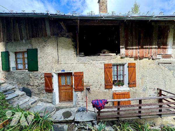 EXCLUSIVITE CELLIERS Lieudit La thuile Maison de village 93 m² + très grande grange  au dessus.
