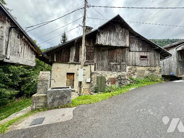 EXCLUSIVITE CELLIERS Lieudit La thuile Maison de village 93 m² + très grande grange  au dessus.