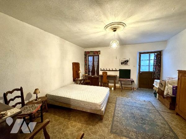 EXCLUSIVITE CELLIERS Lieudit La thuile Maison de village 93 m² + très grande grange  au dessus.