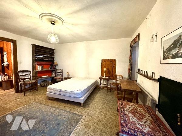 EXCLUSIVITE CELLIERS Lieudit La thuile Maison de village 93 m² + très grande grange  au dessus.