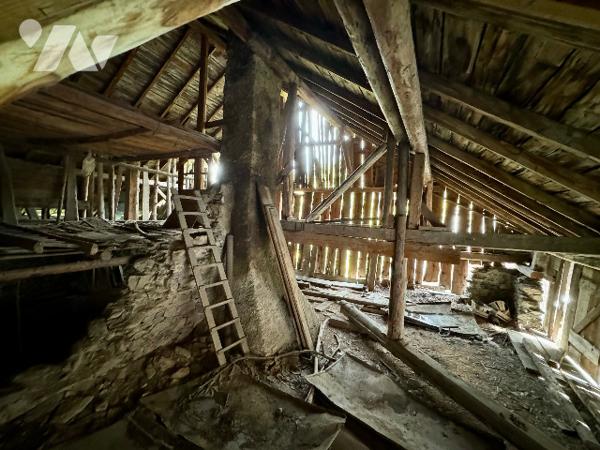 EXCLUSIVITE CELLIERS Lieudit La thuile Maison de village 93 m² + très grande grange  au dessus.