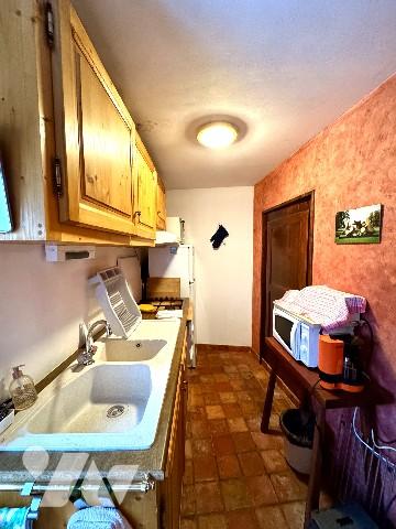 EXCLUSIVITE CELLIERS Lieudit La thuile Maison de village 93 m² + très grande grange  au dessus.