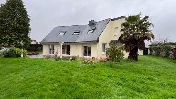 Maison familiale avec vie de plain-pied, grand garage et jardin au coeur de Pluvigner