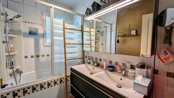 Vente                                                      Maison de village
                        
                     5 pièces                      115 m2                     à Aubigny-sur-Nère