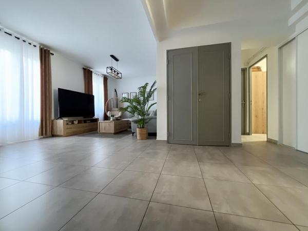 Magnifique appartement T3 de 77 m2  avec garage, situé au second et dernier étage sans ascenseur d'une petite copropriété aux faibles charges