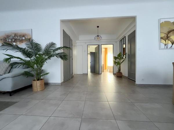Magnifique appartement T3 de 77 m2  avec garage, situé au second et dernier étage sans ascenseur d'une petite copropriété aux faibles charges