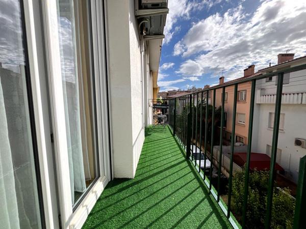 Magnifique appartement T3 de 77 m2  avec garage, situé au second et dernier étage sans ascenseur d'une petite copropriété aux faibles charges