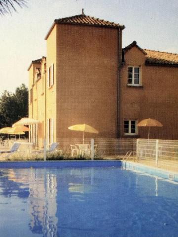 82200, Moissac, Manoir . Ancienne  hôtellerie  de luxe , 16 pièce(s)  et 9  suites et piscine  190 m²