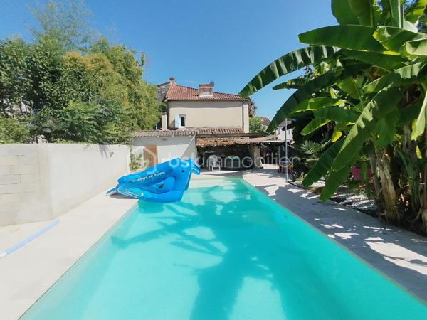 Située dans la ville historique de Feugarolles, cette belle maison en pierre d’une surface totale de 170 m2, avec son terrain clos et arboré de 800 m2 doté d'une piscine, offre de généreux volumes répartis trois niveaux.

En rez-de-chaussée, vous trouverez un espace de vie très confortable et une grande cuisine séparée avec ses équipements modernes, donnant sur une terrasse ombragée, et un garage indépendant.

A l’étage, un palier doté d'un puit de lumière dessert la suite parentale, deux chambres et une salle d'eau avec WC.

Au second, deux autres chambres viennent compléter ce bien.

Cette maison rénovée avec goût vous surprendra autant par ses espaces et que son potentiel avec sa piscine sur un terrain sans vis-à-vis. 

Vous bénéficiez de prestations très appréciées pour votre confort ainsi que de la qualité des matériaux et équipements modernes tels qu'une pompe à chaleur, du double vitrage …

Idéalement située, et en osmose avec son quartier proches des commerces, elle vous offre un cadre de vie agréable.

Ce lieu, dans lequel vous pouvez réaliser toutes vos envies, vous séduira à coup sûr.

A visiter sans tarder !