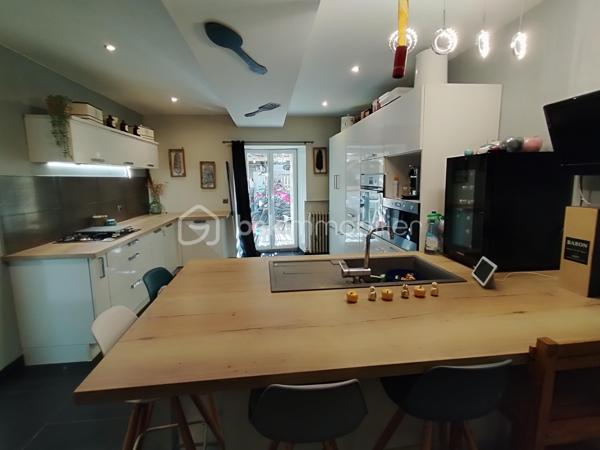 Située dans la ville historique de Feugarolles, cette belle maison en pierre d’une surface totale de 170 m2, avec son terrain clos et arboré de 800 m2 doté d'une piscine, offre de généreux volumes répartis trois niveaux.

En rez-de-chaussée, vous trouverez un espace de vie très confortable et une grande cuisine séparée avec ses équipements modernes, donnant sur une terrasse ombragée, et un garage indépendant.

A l’étage, un palier doté d'un puit de lumière dessert la suite parentale, deux chambres et une salle d'eau avec WC.

Au second, deux autres chambres viennent compléter ce bien.

Cette maison rénovée avec goût vous surprendra autant par ses espaces et que son potentiel avec sa piscine sur un terrain sans vis-à-vis. 

Vous bénéficiez de prestations très appréciées pour votre confort ainsi que de la qualité des matériaux et équipements modernes tels qu'une pompe à chaleur, du double vitrage …

Idéalement située, et en osmose avec son quartier proches des commerces, elle vous offre un cadre de vie agréable.

Ce lieu, dans lequel vous pouvez réaliser toutes vos envies, vous séduira à coup sûr.

A visiter sans tarder !