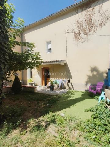 Située dans la ville historique de Feugarolles, cette belle maison en pierre d’une surface totale de 170 m2, avec son terrain clos et arboré de 800 m2 doté d'une piscine, offre de généreux volumes répartis trois niveaux.

En rez-de-chaussée, vous trouverez un espace de vie très confortable et une grande cuisine séparée avec ses équipements modernes, donnant sur une terrasse ombragée, et un garage indépendant.

A l’étage, un palier doté d'un puit de lumière dessert la suite parentale, deux chambres et une salle d'eau avec WC.

Au second, deux autres chambres viennent compléter ce bien.

Cette maison rénovée avec goût vous surprendra autant par ses espaces et que son potentiel avec sa piscine sur un terrain sans vis-à-vis. 

Vous bénéficiez de prestations très appréciées pour votre confort ainsi que de la qualité des matériaux et équipements modernes tels qu'une pompe à chaleur, du double vitrage …

Idéalement située, et en osmose avec son quartier proches des commerces, elle vous offre un cadre de vie agréable.

Ce lieu, dans lequel vous pouvez réaliser toutes vos envies, vous séduira à coup sûr.

A visiter sans tarder !