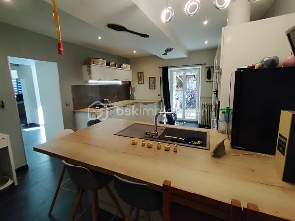 Située dans la ville historique de Feugarolles, cette belle maison en pierre d’une surface totale de 170 m2, avec son terrain clos et arboré de 800 m2 doté d'une piscine, offre de généreux volumes répartis trois niveaux.

En rez-de-chaussée, vous trouverez un espace de vie très confortable et une grande cuisine séparée avec ses équipements modernes, donnant sur une terrasse ombragée, et un garage indépendant.

A l’étage, un palier doté d'un puit de lumière dessert la suite parentale, deux chambres et une salle d'eau avec WC.

Au second, deux autres chambres viennent compléter ce bien.

Cette maison rénovée avec goût vous surprendra autant par ses espaces et que son potentiel avec sa piscine sur un terrain sans vis-à-vis. 

Vous bénéficiez de prestations très appréciées pour votre confort ainsi que de la qualité des matériaux et équipements modernes tels qu'une pompe à chaleur, du double vitrage …

Idéalement située, et en osmose avec son quartier proches des commerces, elle vous offre un cadre de vie agréable.

Ce lieu, dans lequel vous pouvez réaliser toutes vos envies, vous séduira à coup sûr.

A visiter sans tarder !