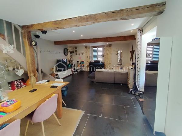 Située dans la ville historique de Feugarolles, cette belle maison en pierre d’une surface totale de 170 m2, avec son terrain clos et arboré de 800 m2 doté d'une piscine, offre de généreux volumes répartis trois niveaux.

En rez-de-chaussée, vous trouverez un espace de vie très confortable et une grande cuisine séparée avec ses équipements modernes, donnant sur une terrasse ombragée, et un garage indépendant.

A l’étage, un palier doté d'un puit de lumière dessert la suite parentale, deux chambres et une salle d'eau avec WC.

Au second, deux autres chambres viennent compléter ce bien.

Cette maison rénovée avec goût vous surprendra autant par ses espaces et que son potentiel avec sa piscine sur un terrain sans vis-à-vis. 

Vous bénéficiez de prestations très appréciées pour votre confort ainsi que de la qualité des matériaux et équipements modernes tels qu'une pompe à chaleur, du double vitrage …

Idéalement située, et en osmose avec son quartier proches des commerces, elle vous offre un cadre de vie agréable.

Ce lieu, dans lequel vous pouvez réaliser toutes vos envies, vous séduira à coup sûr.

A visiter sans tarder !