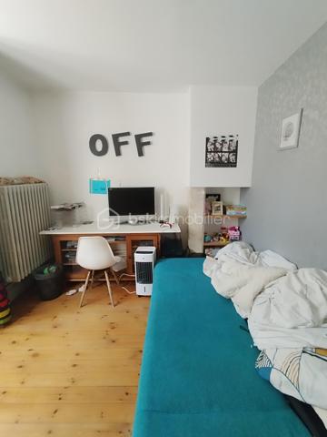 Située dans la ville historique de Feugarolles, cette belle maison en pierre d’une surface totale de 170 m2, avec son terrain clos et arboré de 800 m2 doté d'une piscine, offre de généreux volumes répartis trois niveaux.

En rez-de-chaussée, vous trouverez un espace de vie très confortable et une grande cuisine séparée avec ses équipements modernes, donnant sur une terrasse ombragée, et un garage indépendant.

A l’étage, un palier doté d'un puit de lumière dessert la suite parentale, deux chambres et une salle d'eau avec WC.

Au second, deux autres chambres viennent compléter ce bien.

Cette maison rénovée avec goût vous surprendra autant par ses espaces et que son potentiel avec sa piscine sur un terrain sans vis-à-vis. 

Vous bénéficiez de prestations très appréciées pour votre confort ainsi que de la qualité des matériaux et équipements modernes tels qu'une pompe à chaleur, du double vitrage …

Idéalement située, et en osmose avec son quartier proches des commerces, elle vous offre un cadre de vie agréable.

Ce lieu, dans lequel vous pouvez réaliser toutes vos envies, vous séduira à coup sûr.

A visiter sans tarder !