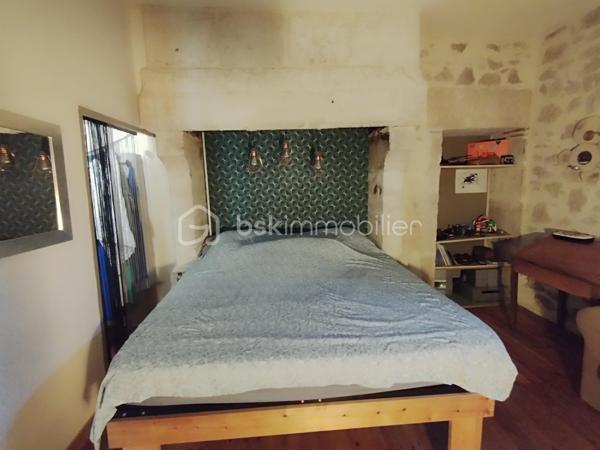 Située dans la ville historique de Feugarolles, cette belle maison en pierre d’une surface totale de 170 m2, avec son terrain clos et arboré de 800 m2 doté d'une piscine, offre de généreux volumes répartis trois niveaux.

En rez-de-chaussée, vous trouverez un espace de vie très confortable et une grande cuisine séparée avec ses équipements modernes, donnant sur une terrasse ombragée, et un garage indépendant.

A l’étage, un palier doté d'un puit de lumière dessert la suite parentale, deux chambres et une salle d'eau avec WC.

Au second, deux autres chambres viennent compléter ce bien.

Cette maison rénovée avec goût vous surprendra autant par ses espaces et que son potentiel avec sa piscine sur un terrain sans vis-à-vis. 

Vous bénéficiez de prestations très appréciées pour votre confort ainsi que de la qualité des matériaux et équipements modernes tels qu'une pompe à chaleur, du double vitrage …

Idéalement située, et en osmose avec son quartier proches des commerces, elle vous offre un cadre de vie agréable.

Ce lieu, dans lequel vous pouvez réaliser toutes vos envies, vous séduira à coup sûr.

A visiter sans tarder !