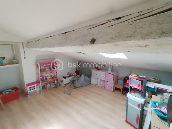 Située dans la ville historique de Feugarolles, cette belle maison en pierre d’une surface totale de 170 m2, avec son terrain clos et arboré de 800 m2 doté d'une piscine, offre de généreux volumes répartis trois niveaux.

En rez-de-chaussée, vous trouverez un espace de vie très confortable et une grande cuisine séparée avec ses équipements modernes, donnant sur une terrasse ombragée, et un garage indépendant.

A l’étage, un palier doté d'un puit de lumière dessert la suite parentale, deux chambres et une salle d'eau avec WC.

Au second, deux autres chambres viennent compléter ce bien.

Cette maison rénovée avec goût vous surprendra autant par ses espaces et que son potentiel avec sa piscine sur un terrain sans vis-à-vis. 

Vous bénéficiez de prestations très appréciées pour votre confort ainsi que de la qualité des matériaux et équipements modernes tels qu'une pompe à chaleur, du double vitrage …

Idéalement située, et en osmose avec son quartier proches des commerces, elle vous offre un cadre de vie agréable.

Ce lieu, dans lequel vous pouvez réaliser toutes vos envies, vous séduira à coup sûr.

A visiter sans tarder !