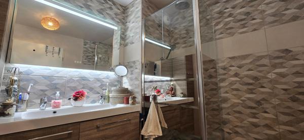 LÈVES BELLE AGGLO NORD DE CHARTRES : Beau T3 d'environ 70m² avec Balcon d'angle et 2 Pkg S/sol